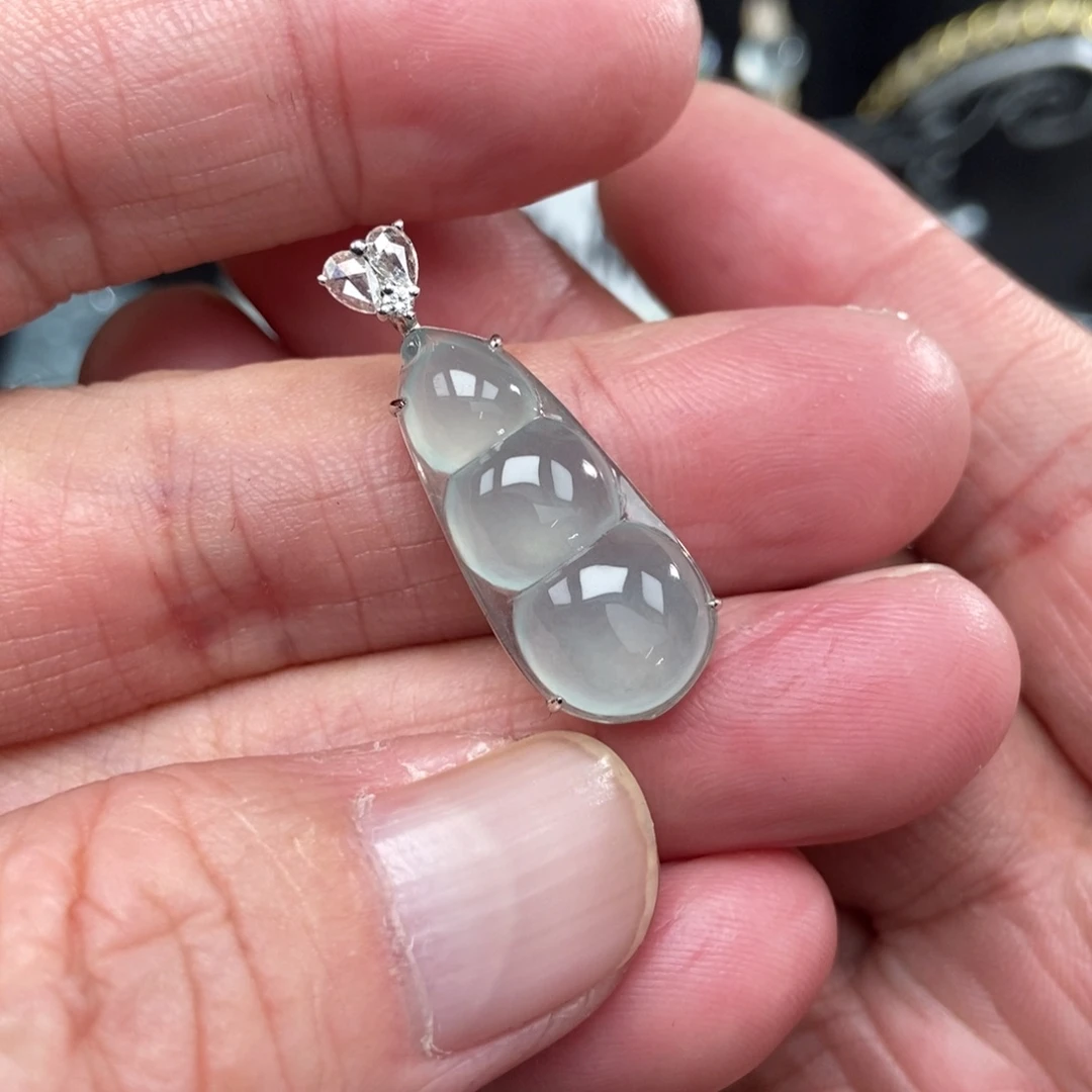 颈饰18K金镶嵌翡翠豆子