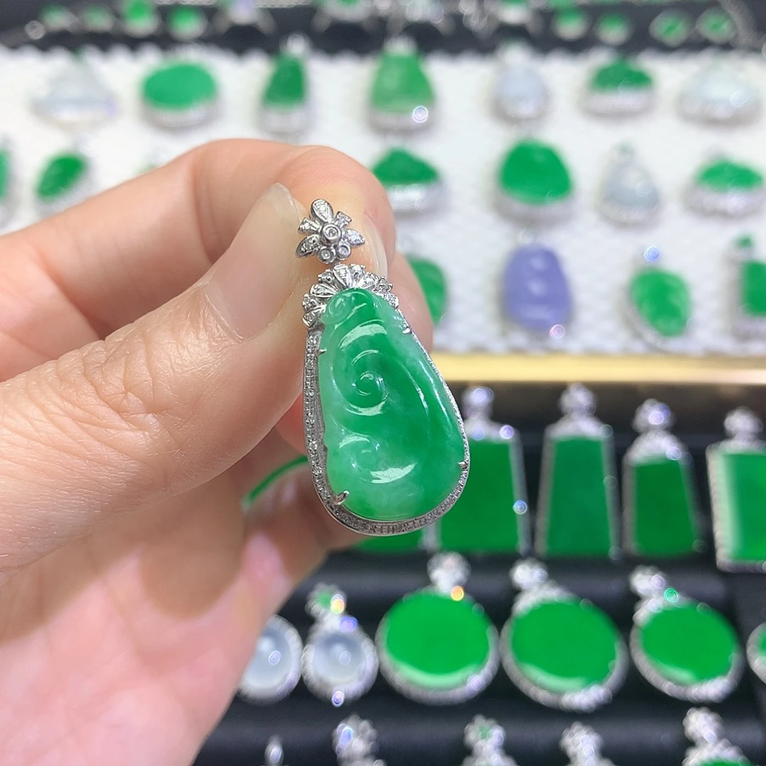 颈饰18K金镶嵌翡翠吊坠