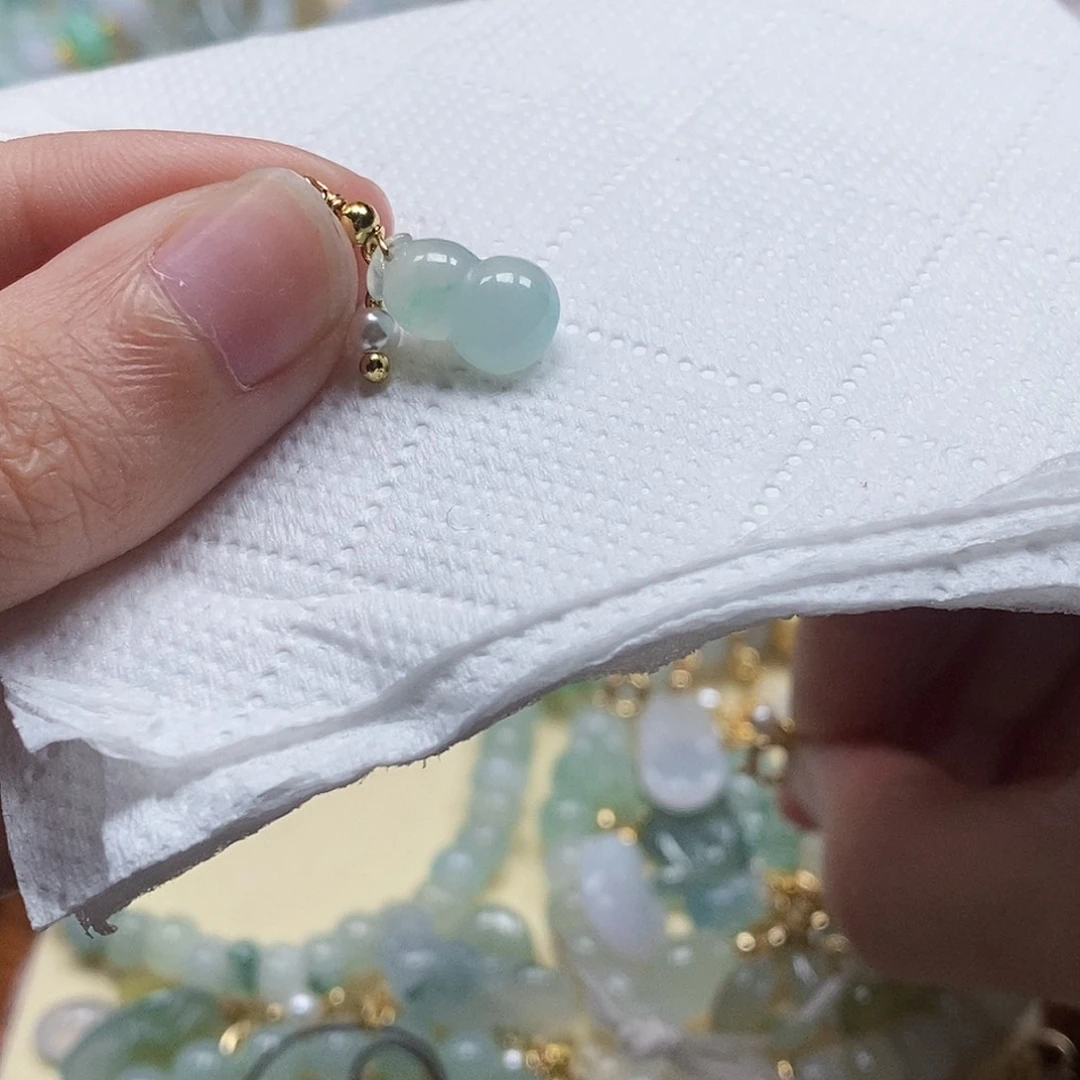 翡翠颈饰未镶嵌?****?闪