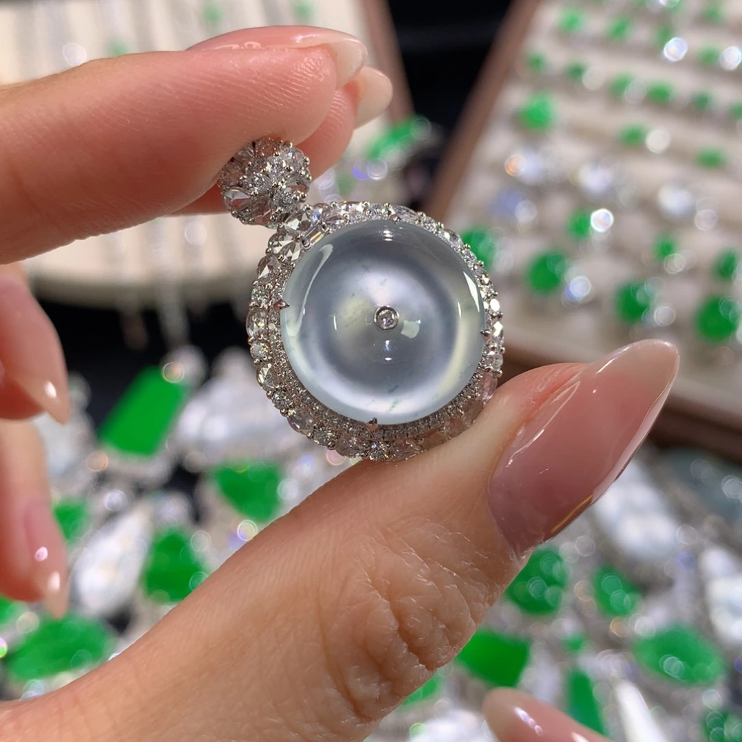 翡翠18K金镶嵌颈饰平安扣