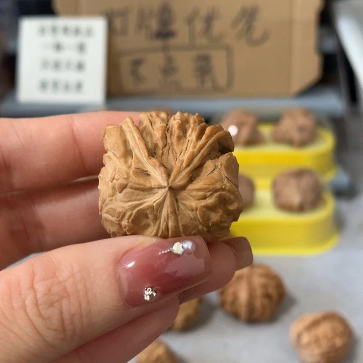 江***2文玩核桃吊坠异形单只，有瑕疵