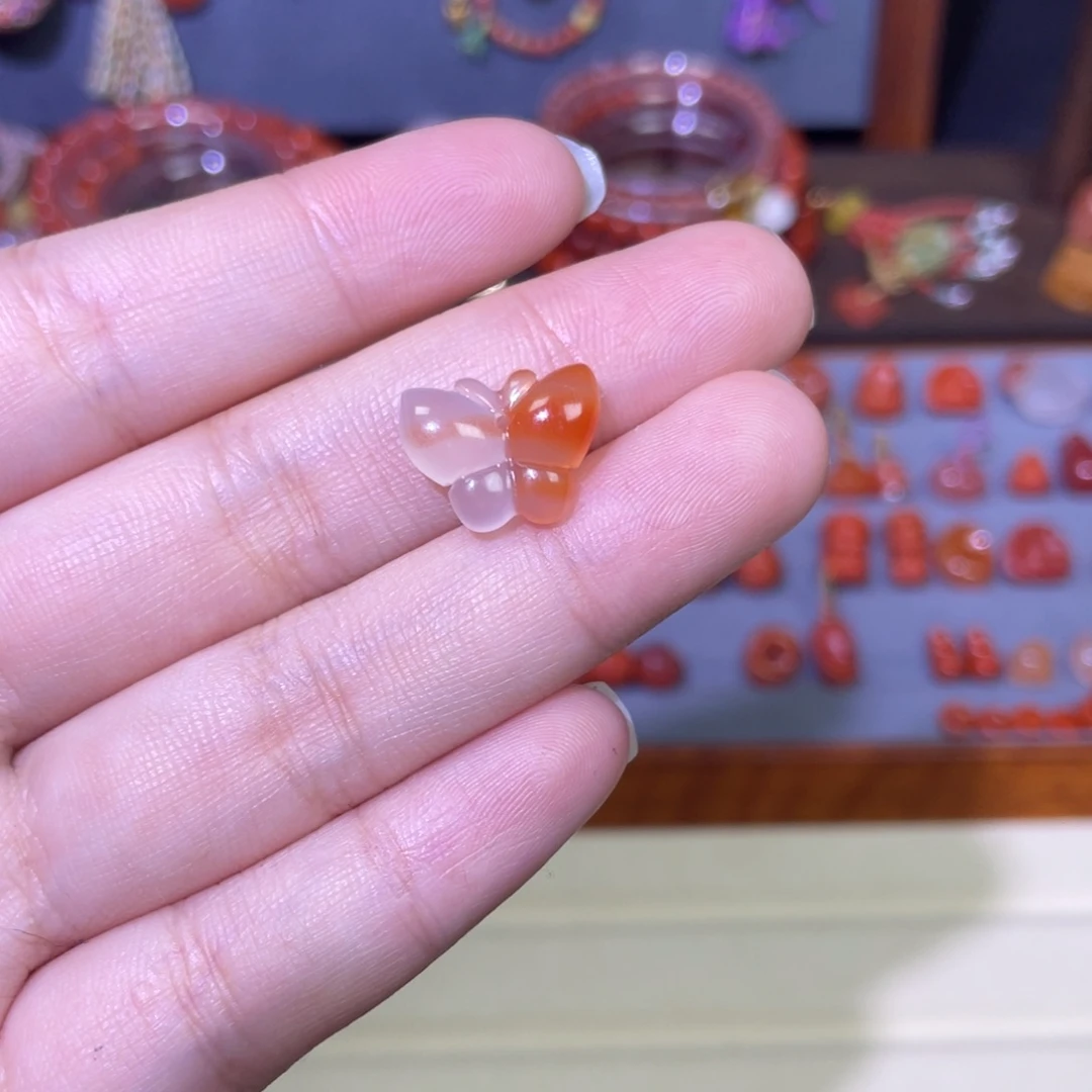 南红玛瑙未镶嵌俏色蝴蝶吊孔