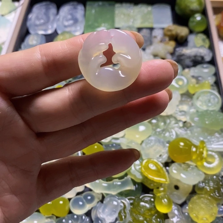 蛇纹石玉未镶嵌颈饰