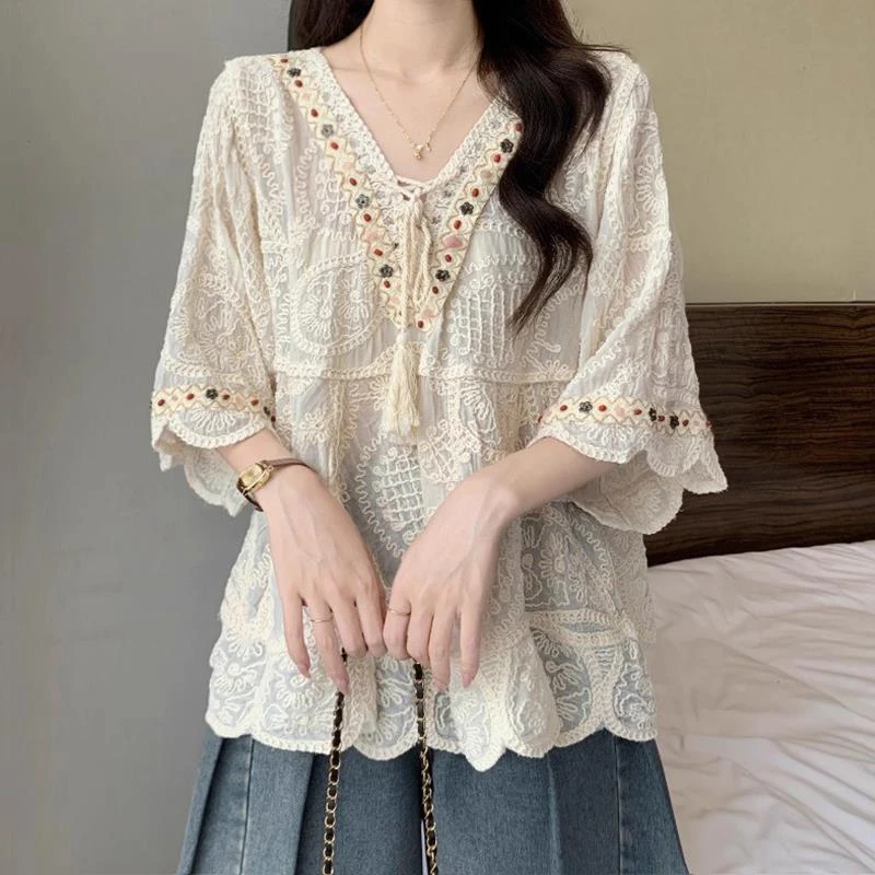 民族风刺绣V领蕾丝衫短袖女2025夏季新款大尺码胖mm波西米亚风上