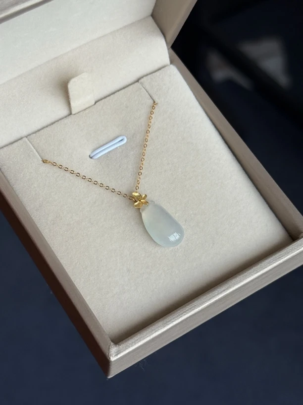 天然缅a翡翠高冰福瓜，冰透水润，简约日常百搭实物不大，看好尺寸