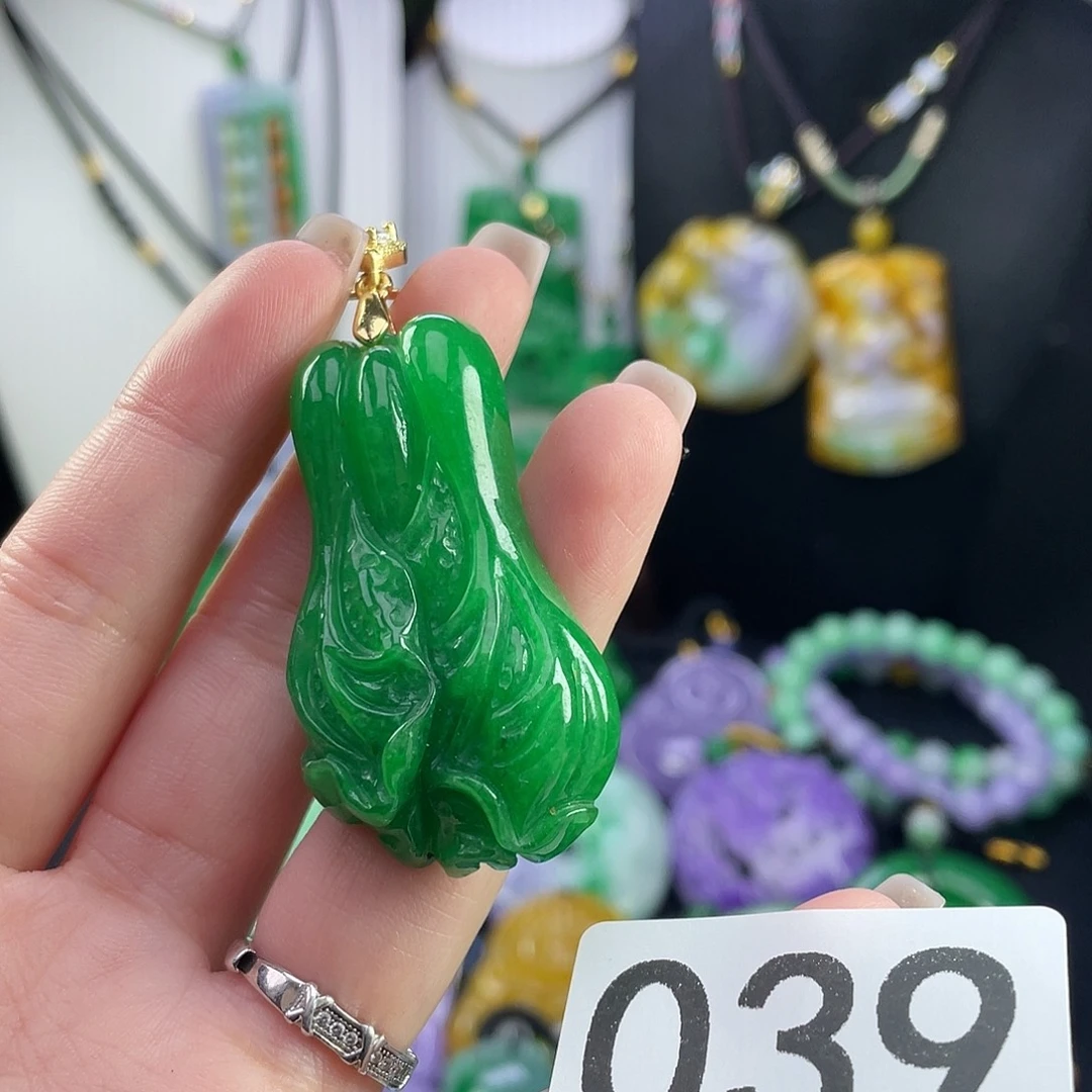 翡翠未镶嵌吊坠(赠链)
