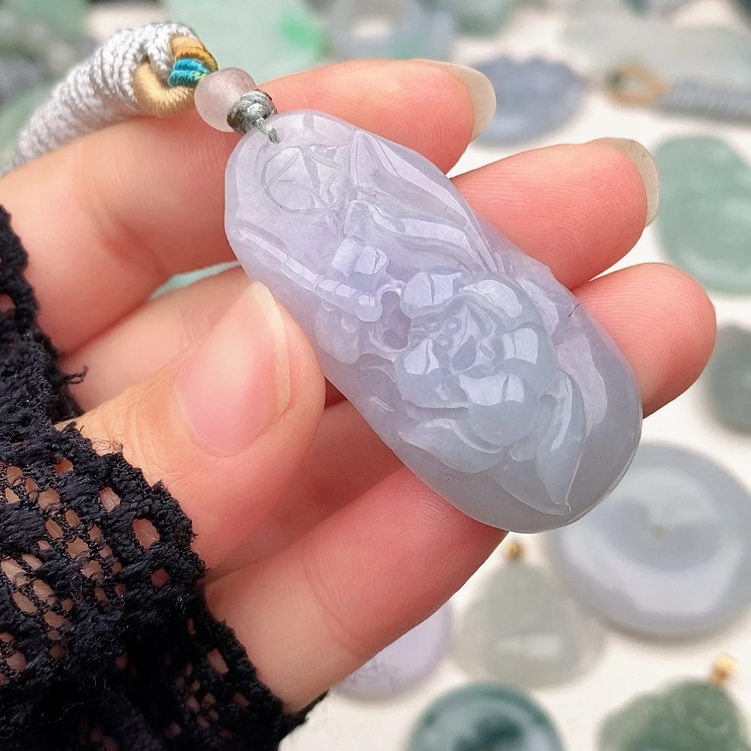 翡翠未镶嵌颈饰莲花