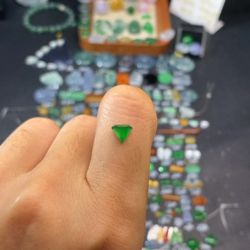 【闪购商品】翡翠挂件未镶嵌切割