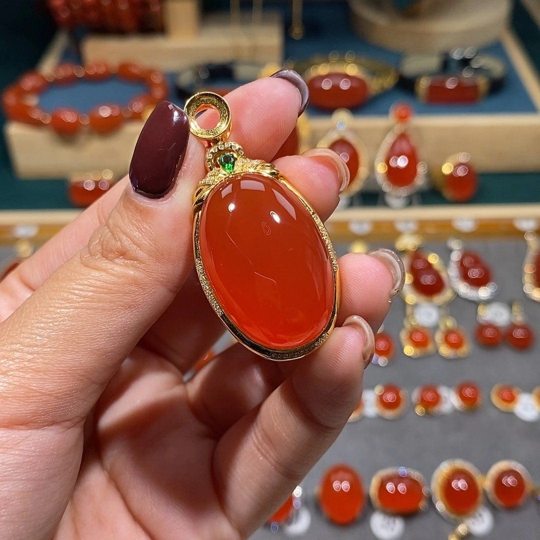 颈饰18K金镶嵌南红玛瑙