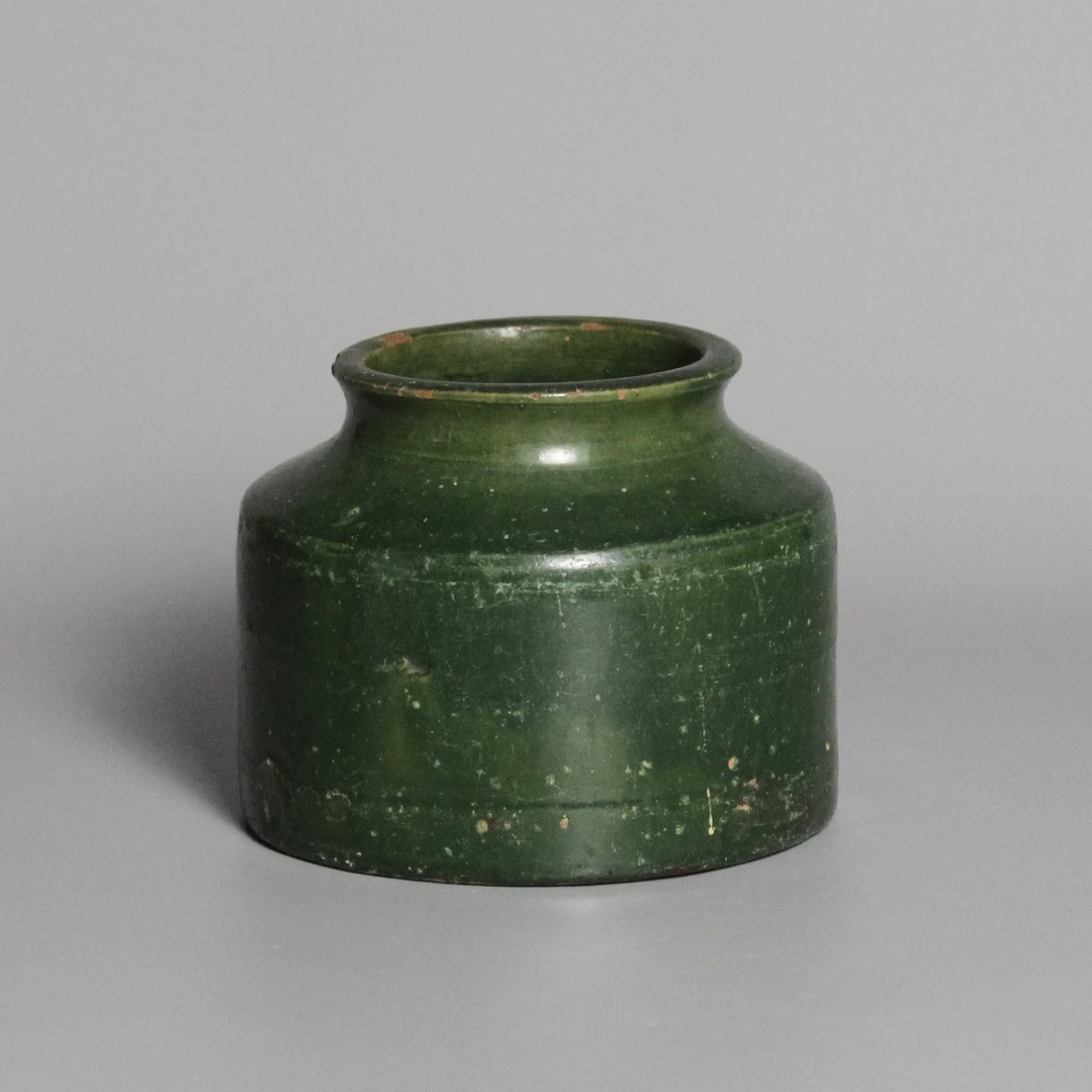 （19）绿釉平底马蹄尊