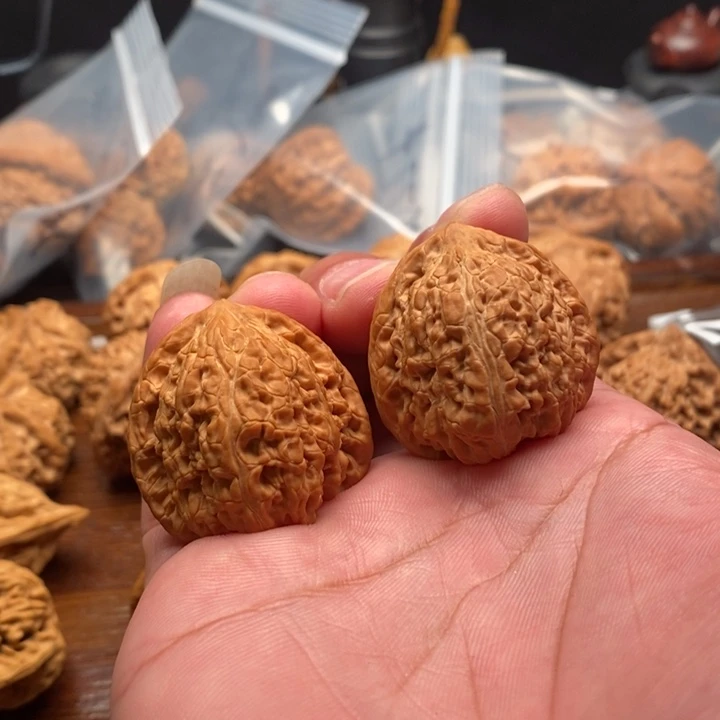 文玩核桃把件周**。红宝石