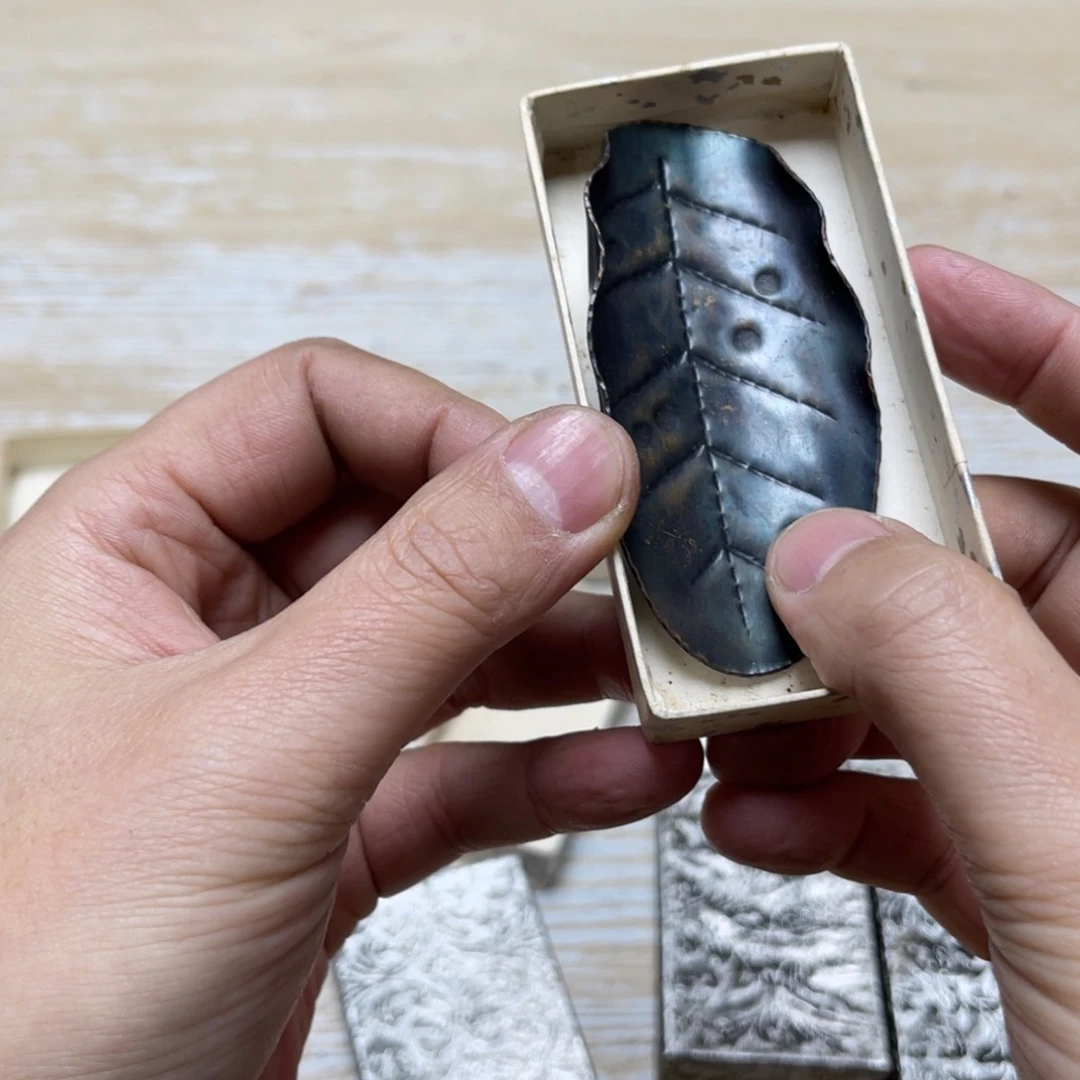 瓷片Ｇ****.密密麻麻地排列着一个