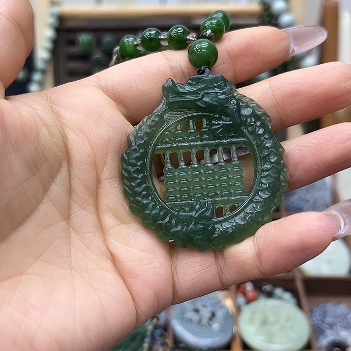 蛇纹石玉未镶嵌颈饰