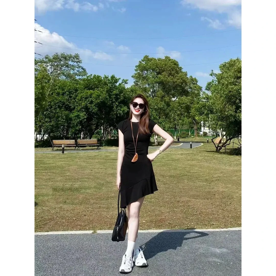 极简风法式气质高级感小个子裙子通勤黑色不对称褶皱圆领连衣裙女
