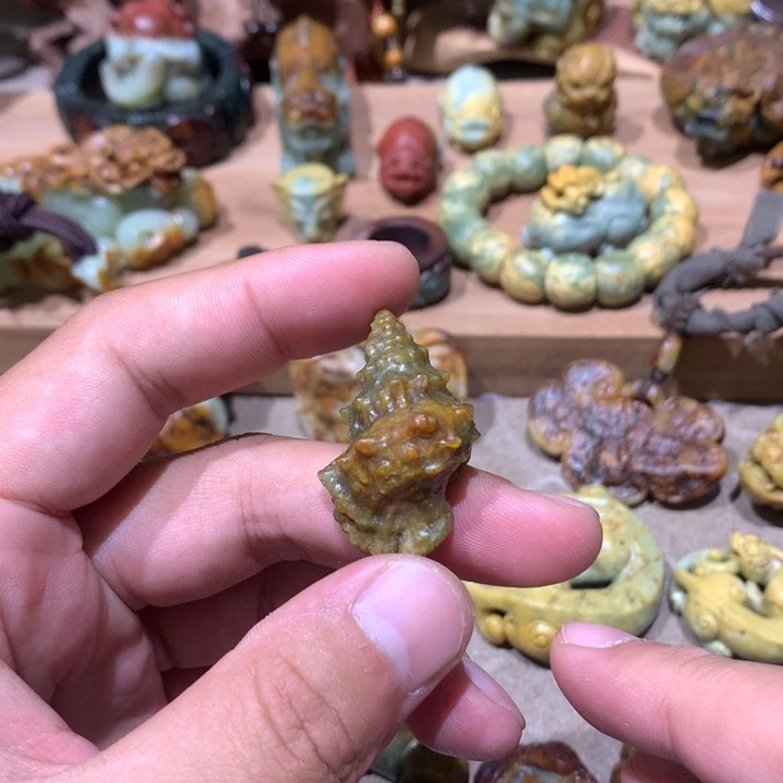 未镶嵌岫岩河磨玉（透闪石质玉）挂件