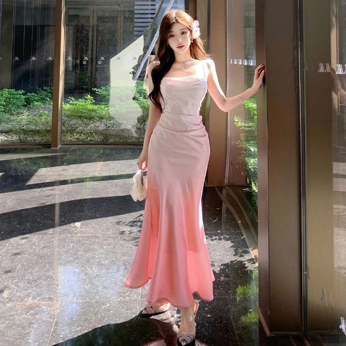 2025新款法式高级感渐变色吊带连衣裙收腰荡领鱼尾露肩长款连衣裙