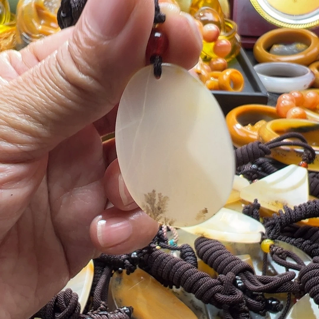 石英质玉未镶嵌颈饰