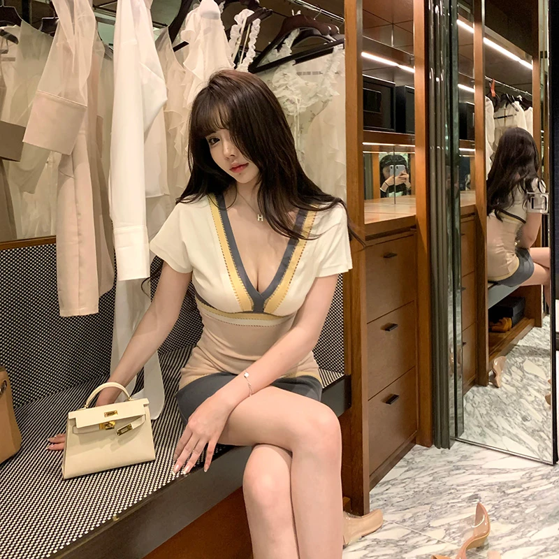 Liuu嘻嘻阿古早镂空针织连衣裙女春夏性感拼色V领短袖修身包臀裙