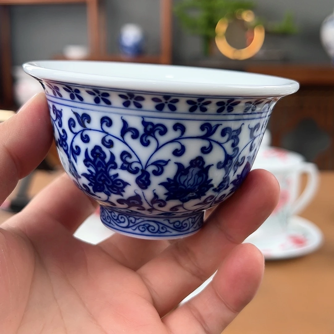 滑石子青花缠枝莲压手杯（花心底）