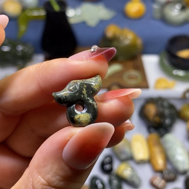 岫岩河磨玉（透闪石质玉）未镶嵌挂件通孔玉猪龙