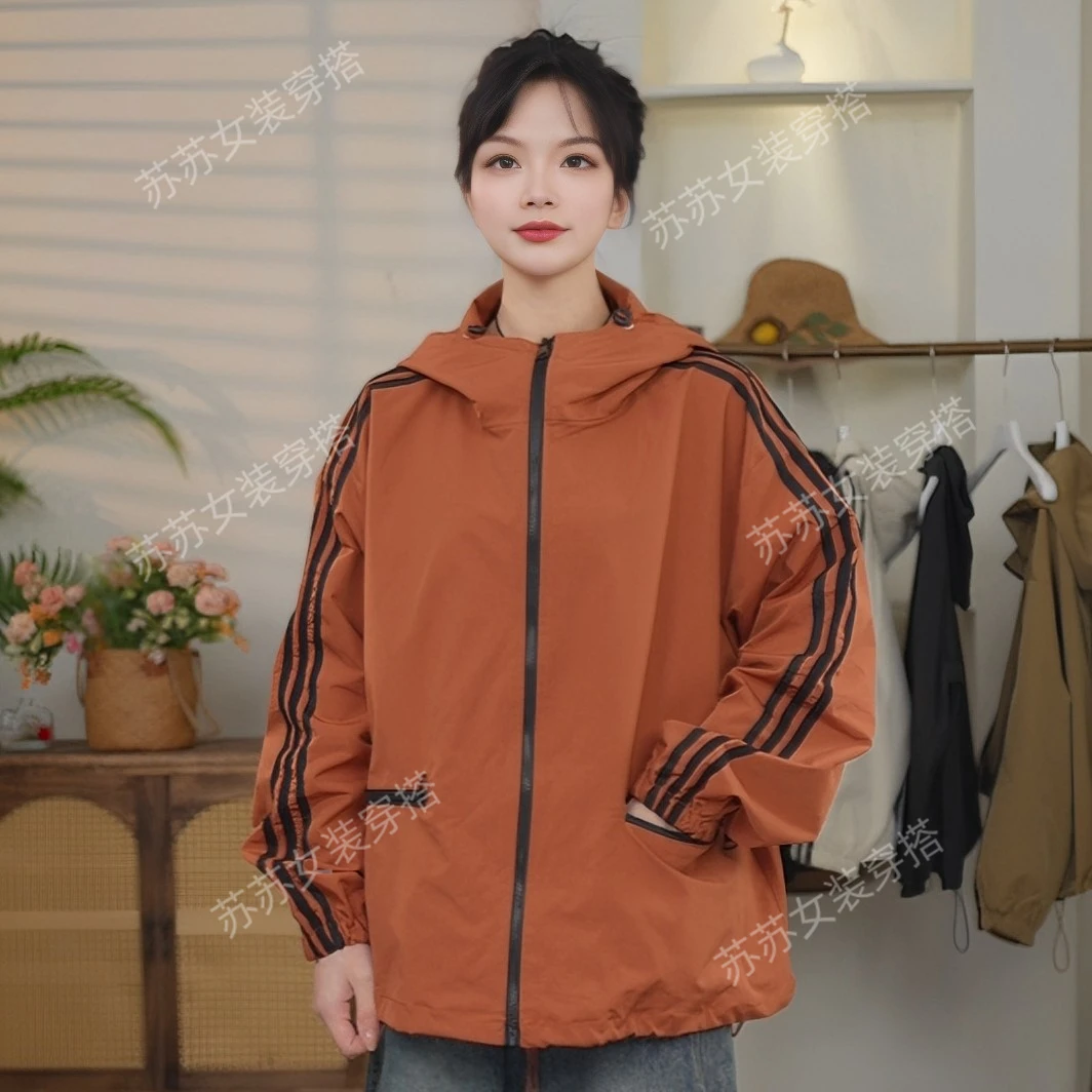 2025春季新款休闲户外风时尚百搭三条杠设计连帽薄款女外套