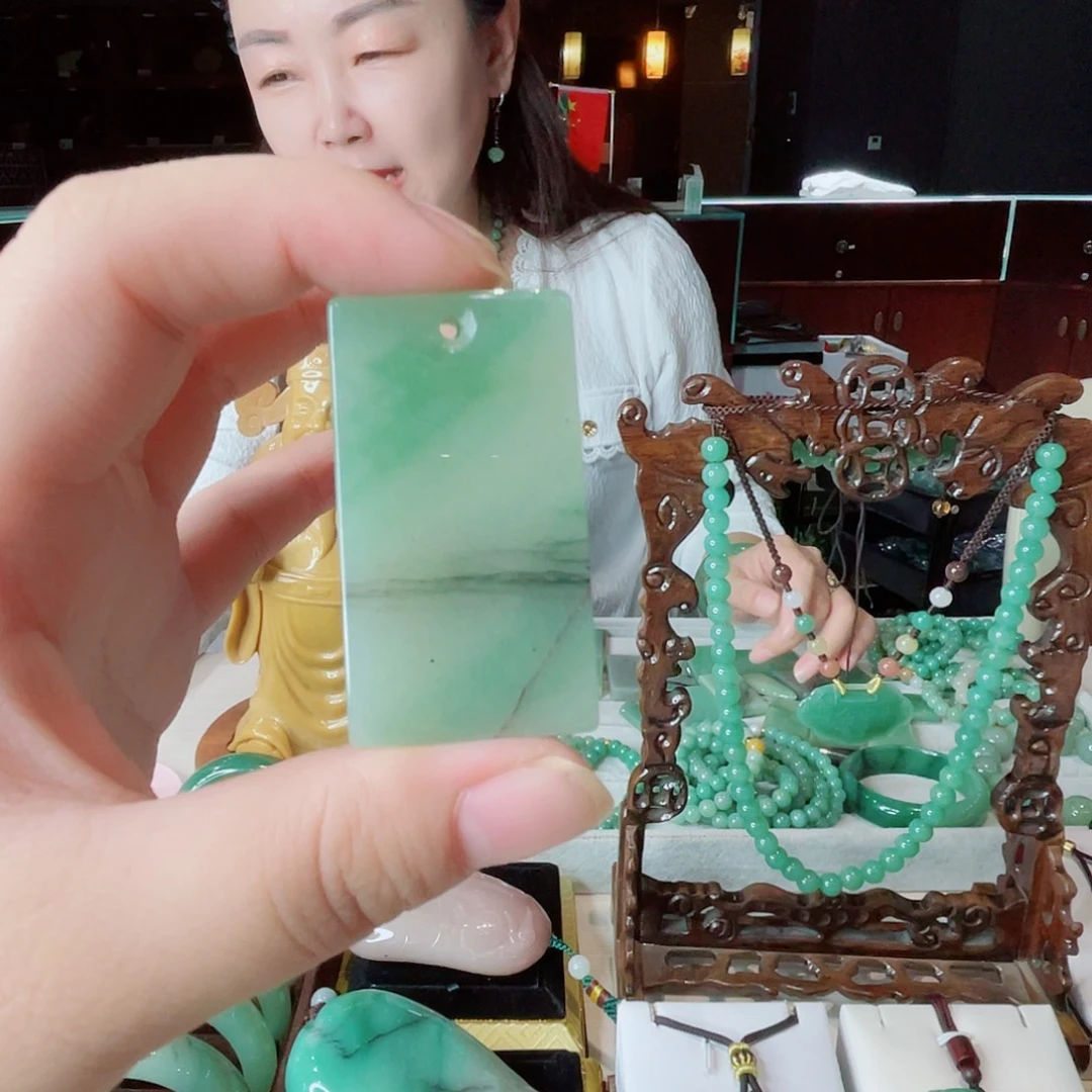 颈饰未镶嵌密玉（石英质玉）