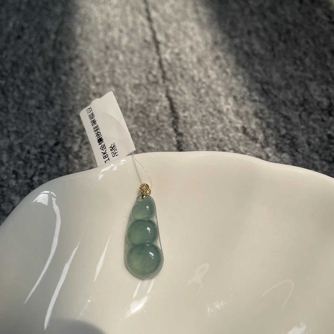 18K金镶嵌翡翠福豆吊坠约25*11
