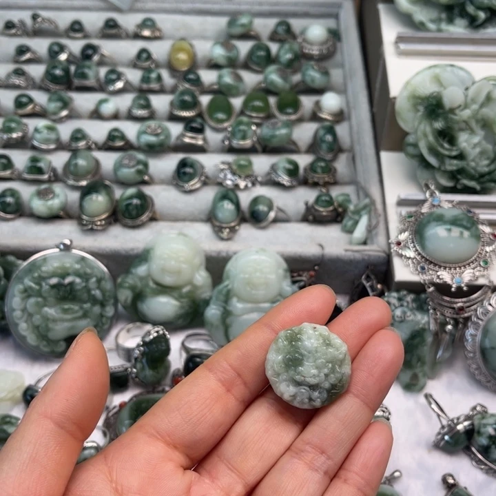 透闪石-蛇纹石玉颈饰未镶嵌