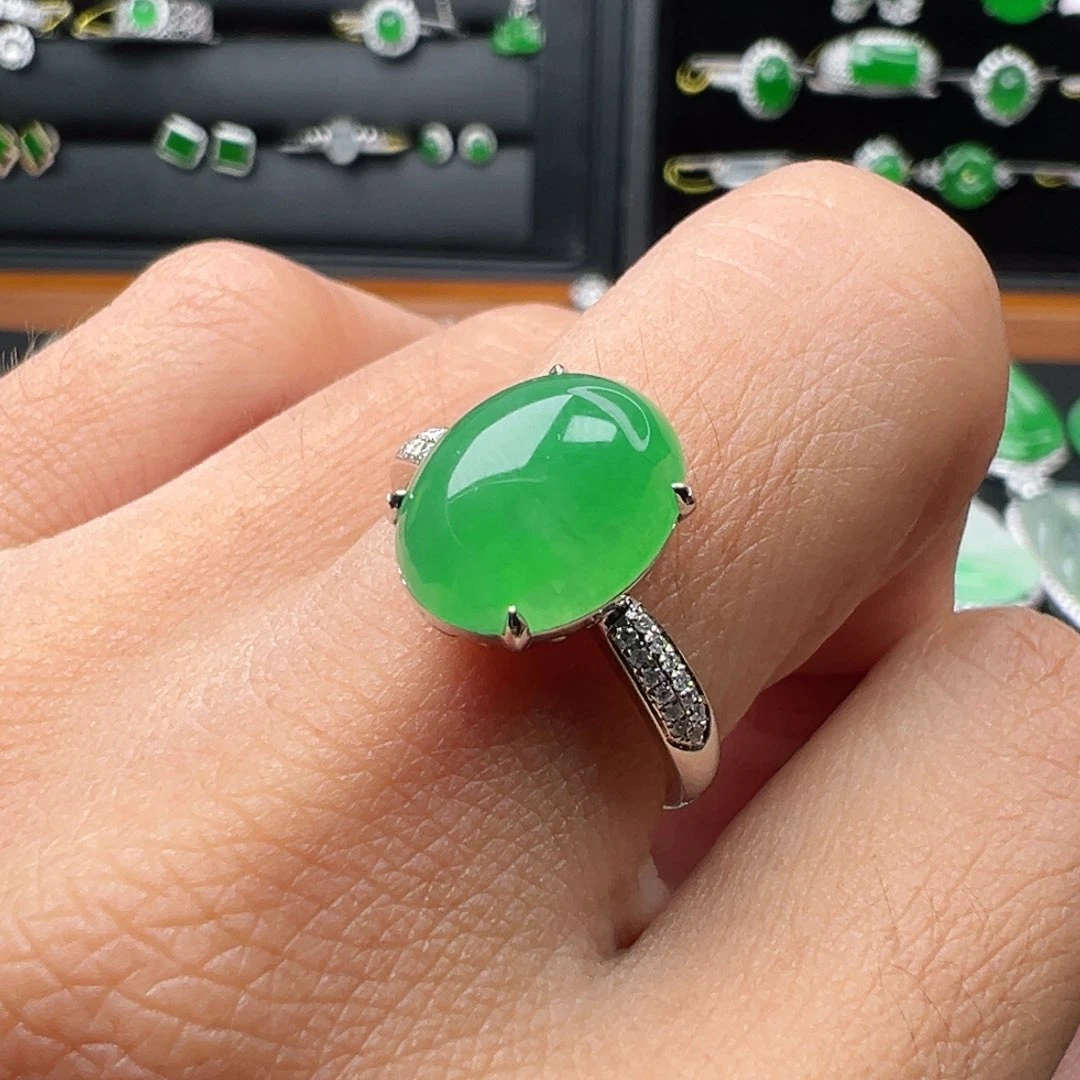 翡翠18K金镶嵌颈饰蛋