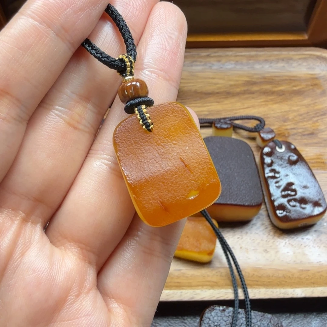 宁***远琥珀吊坠(赠链)未镶嵌