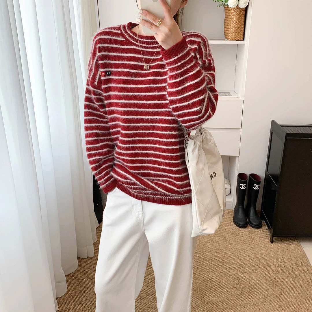 新年芘入！细腻毛绒舒适经典圆领细致刺绣红条纹复古慵懒针织毛衣
