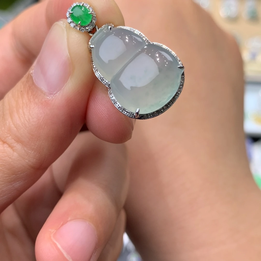 翡翠吊坠(不含链)18K金镶嵌葫芦