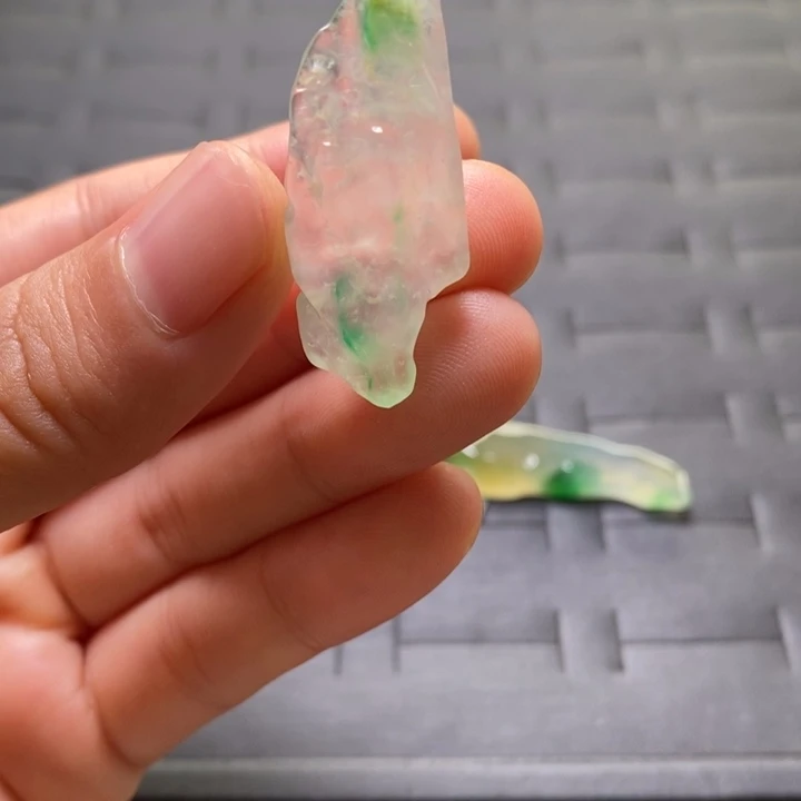定制翡翠未镶嵌木那金丝绿随型料。