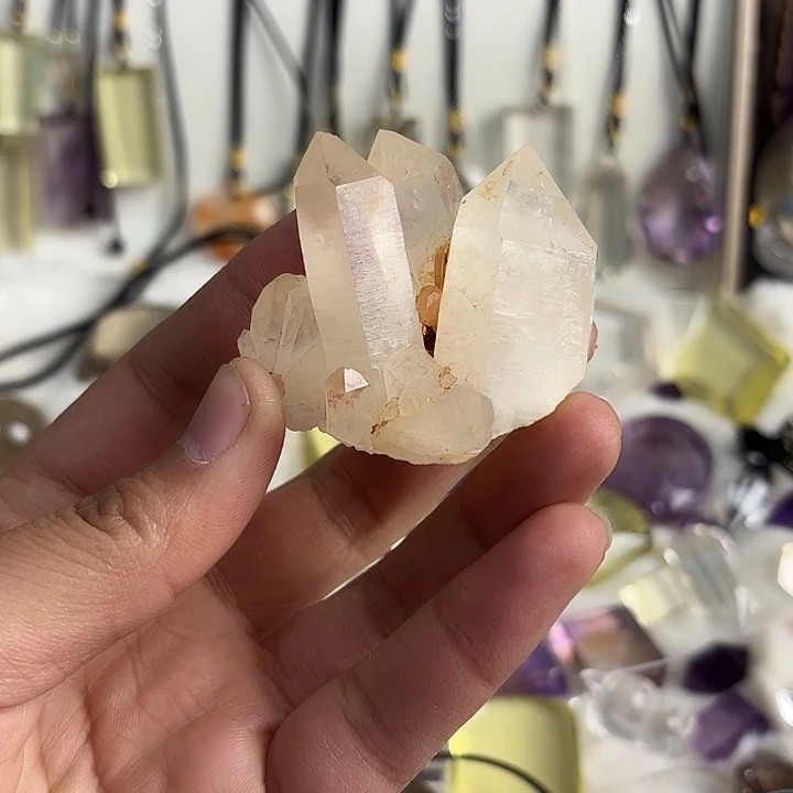 水晶颈饰未镶嵌晶簇