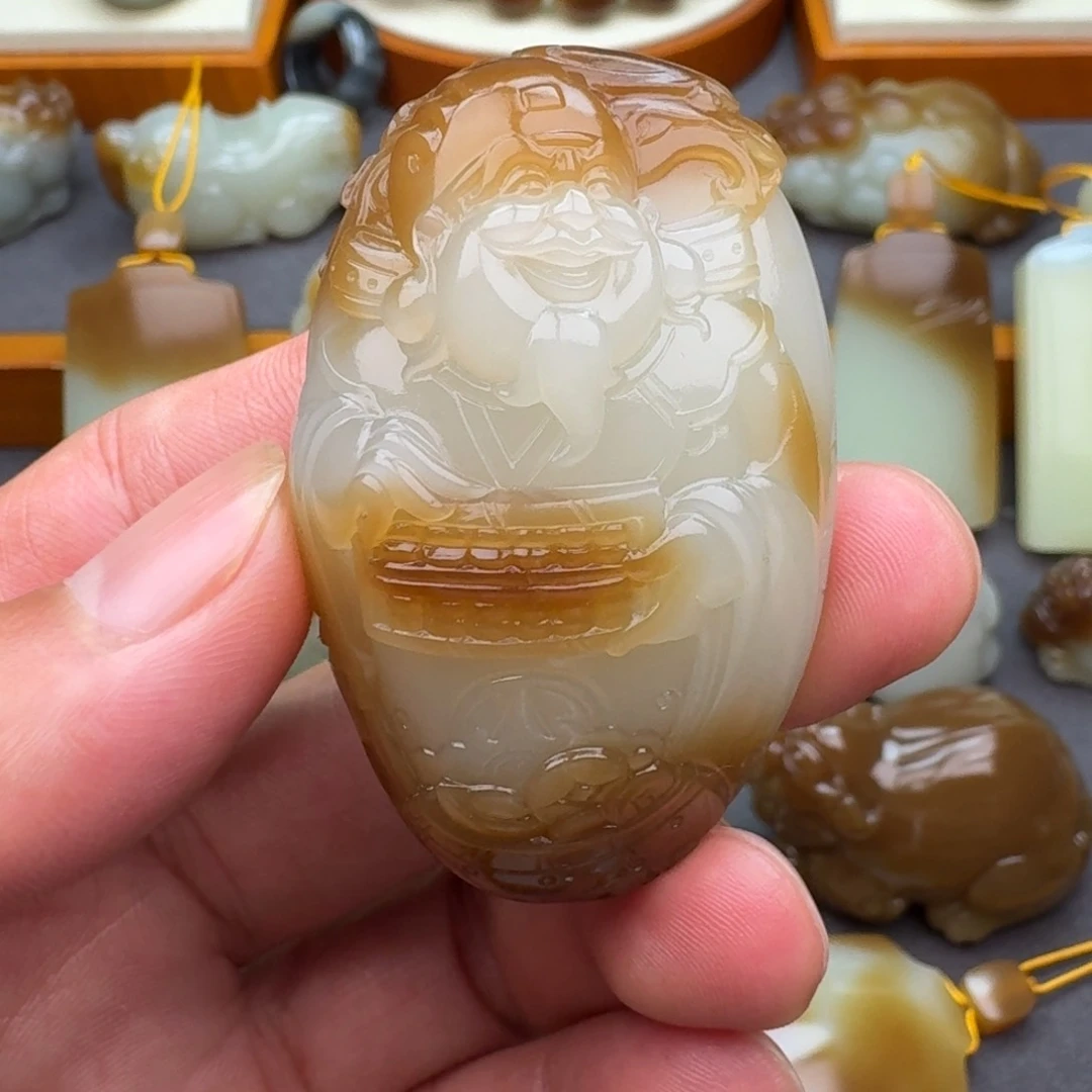 向***狼和田玉未镶嵌颈饰