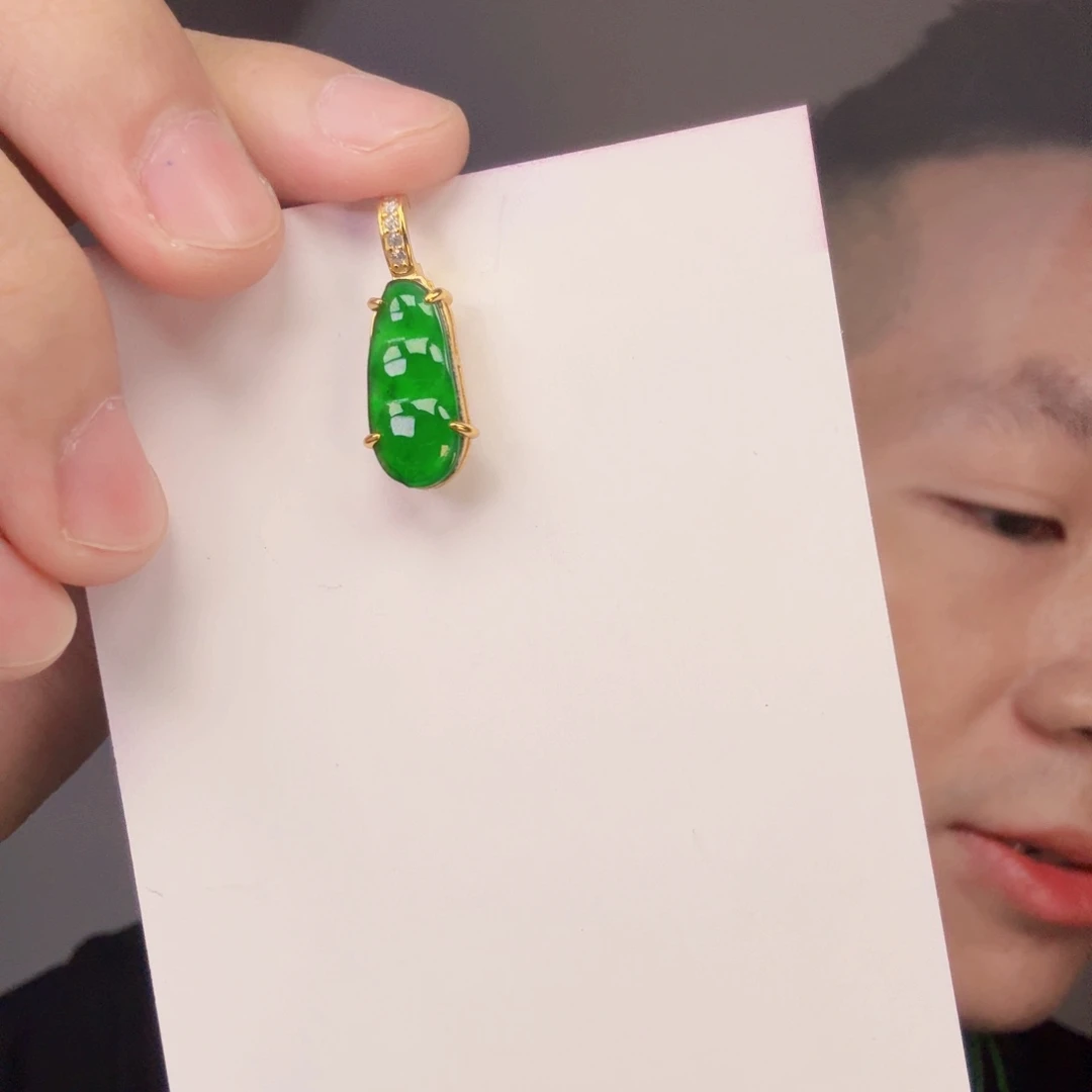 翡翠未镶嵌颈饰一对