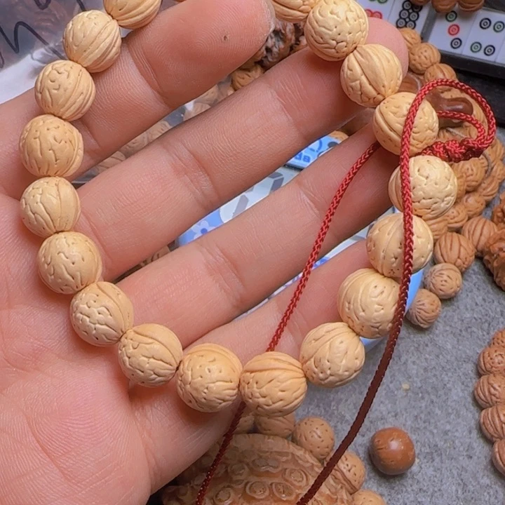 ꧁****꧂拍800野生桃核奶油核手持一条