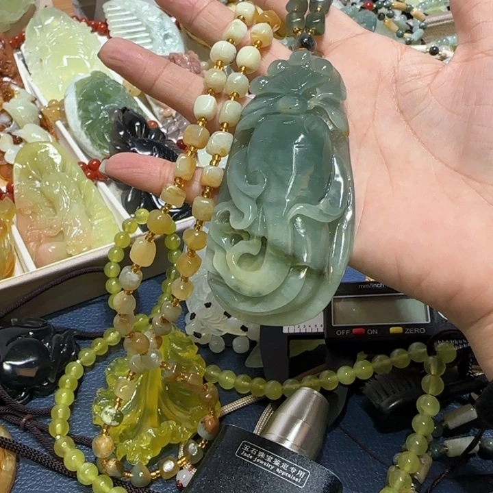 未镶嵌蛇纹石玉吊坠