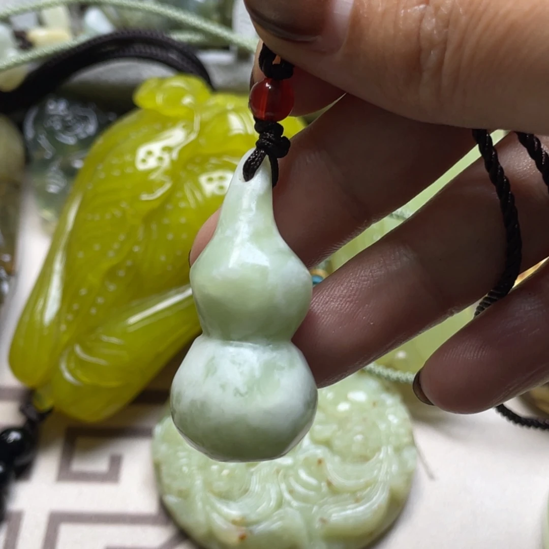 蛇纹石玉颈饰未镶嵌