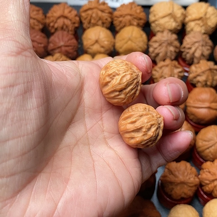 文玩核桃吊坠金豆