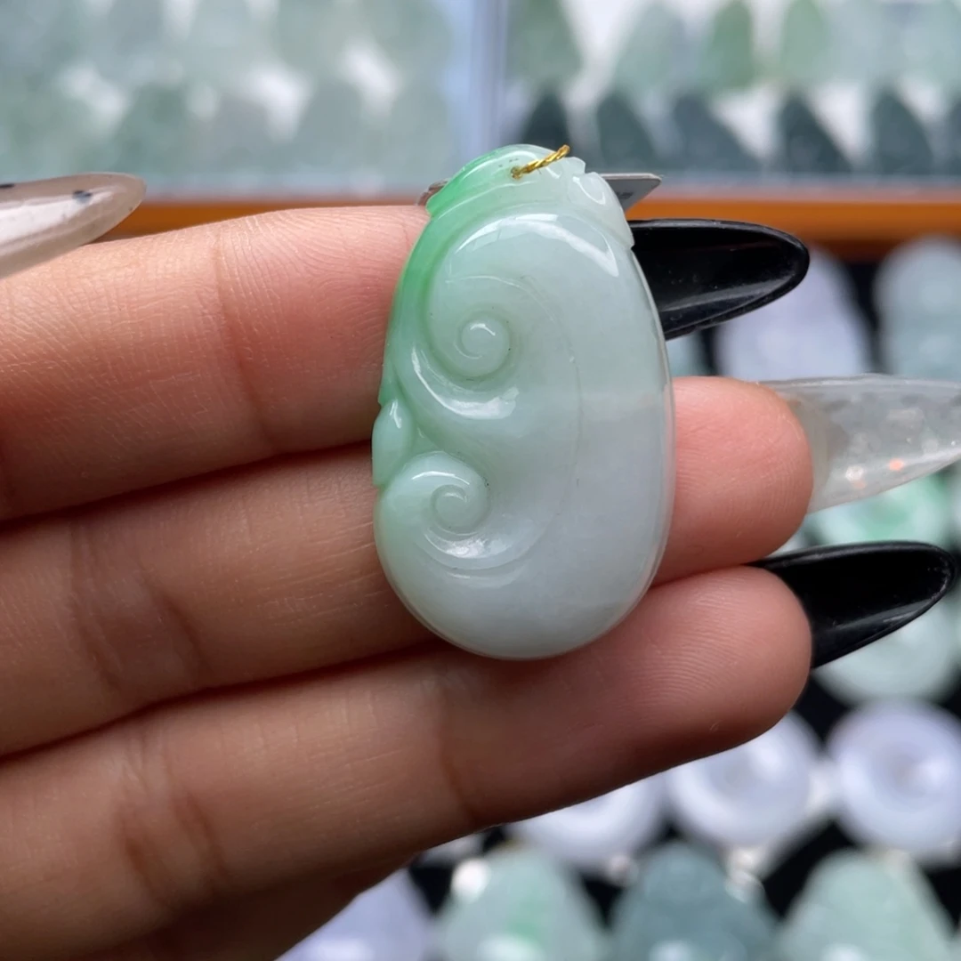翡翠未镶嵌颈饰如意