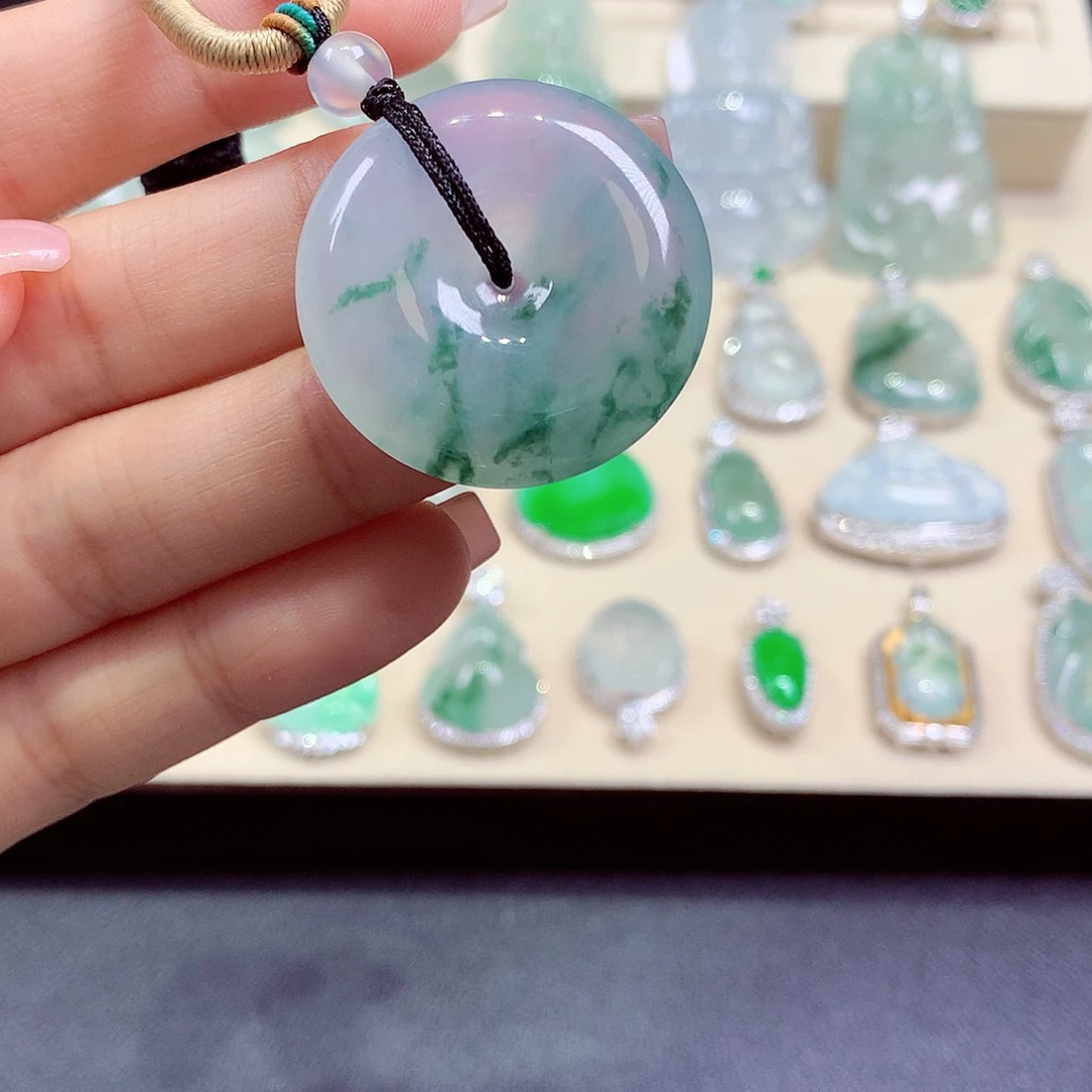 浅****翡翠未镶嵌颈饰翡翠