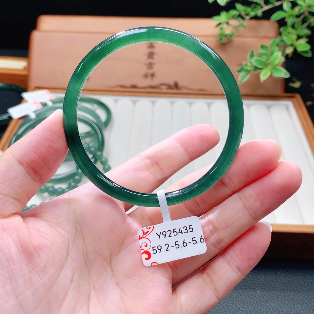 翡翠未镶嵌手镯（圆镯）