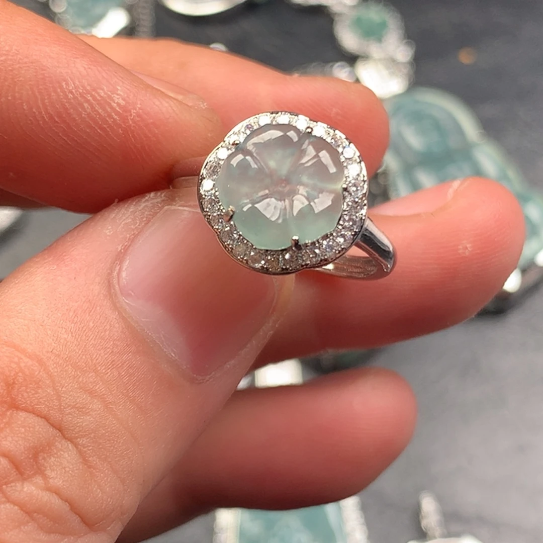 翡翠未镶嵌颈饰有钱花戒指