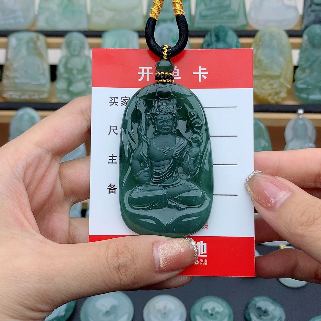 翡翠未镶嵌颈饰不动明王