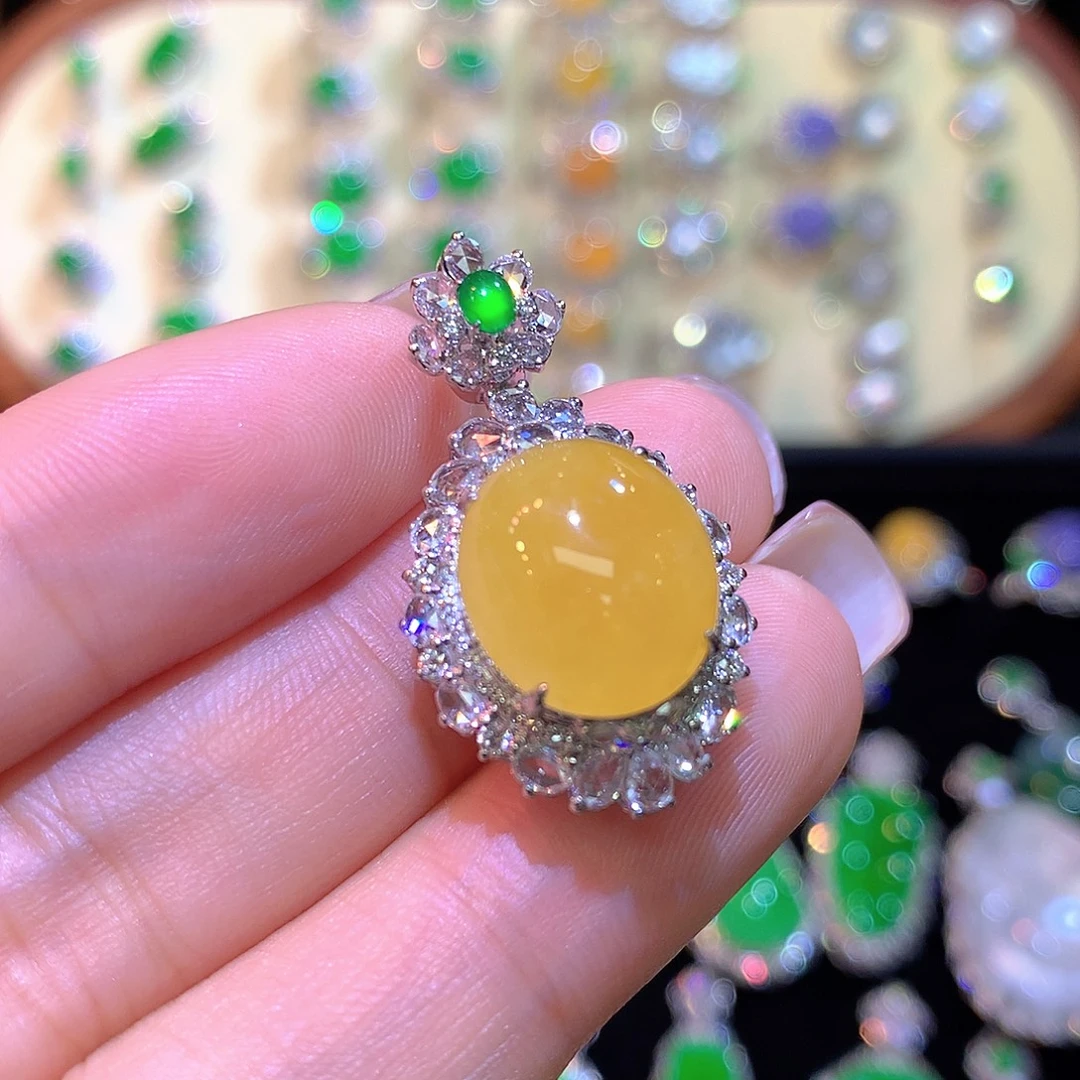 翡翠18K金镶嵌颈饰高冰黄翡蛋面吊坠