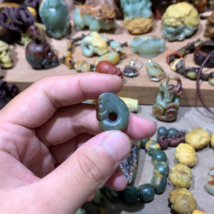 未镶嵌岫岩河磨玉（透闪石质玉）挂件