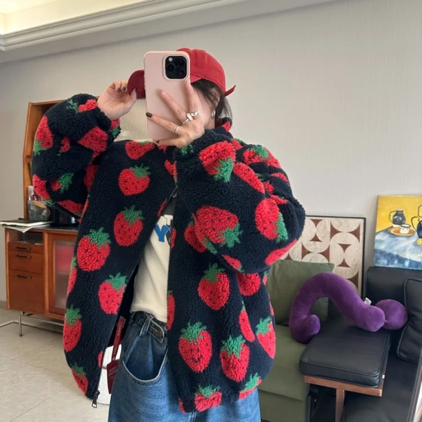 qiqi/琦琦推荐 韩版宽松立领草莓图案颗粒绒加厚保暖外套冬时尚