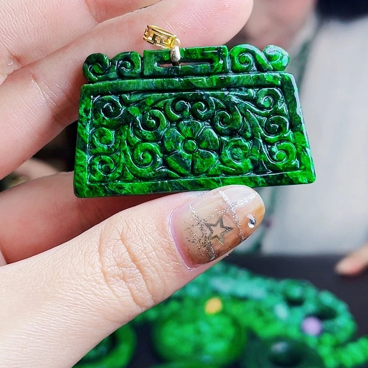 翡翠18K金镶嵌颈饰多样性