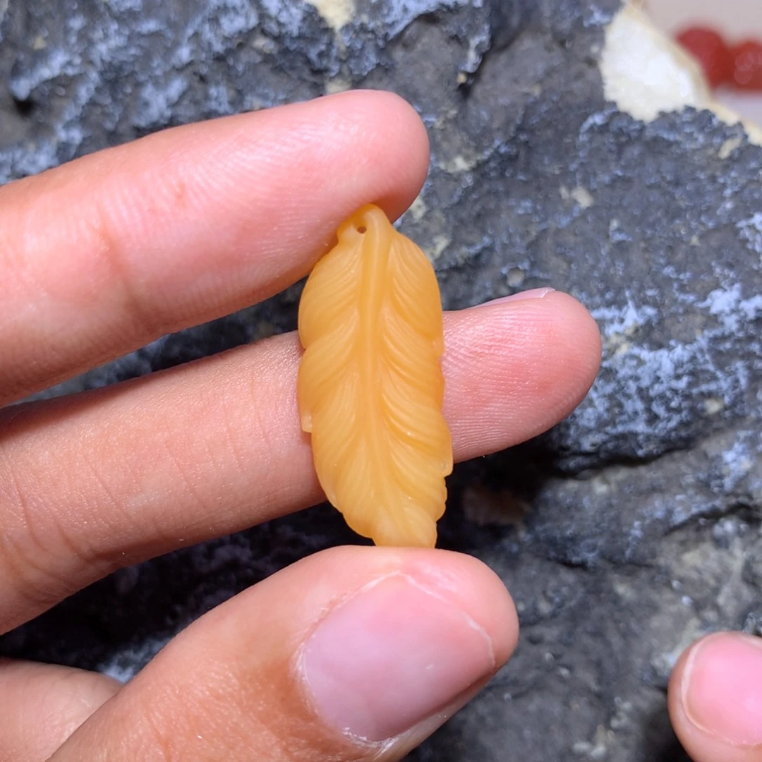 石英质玉（缅黄）未镶嵌羽毛雕刻